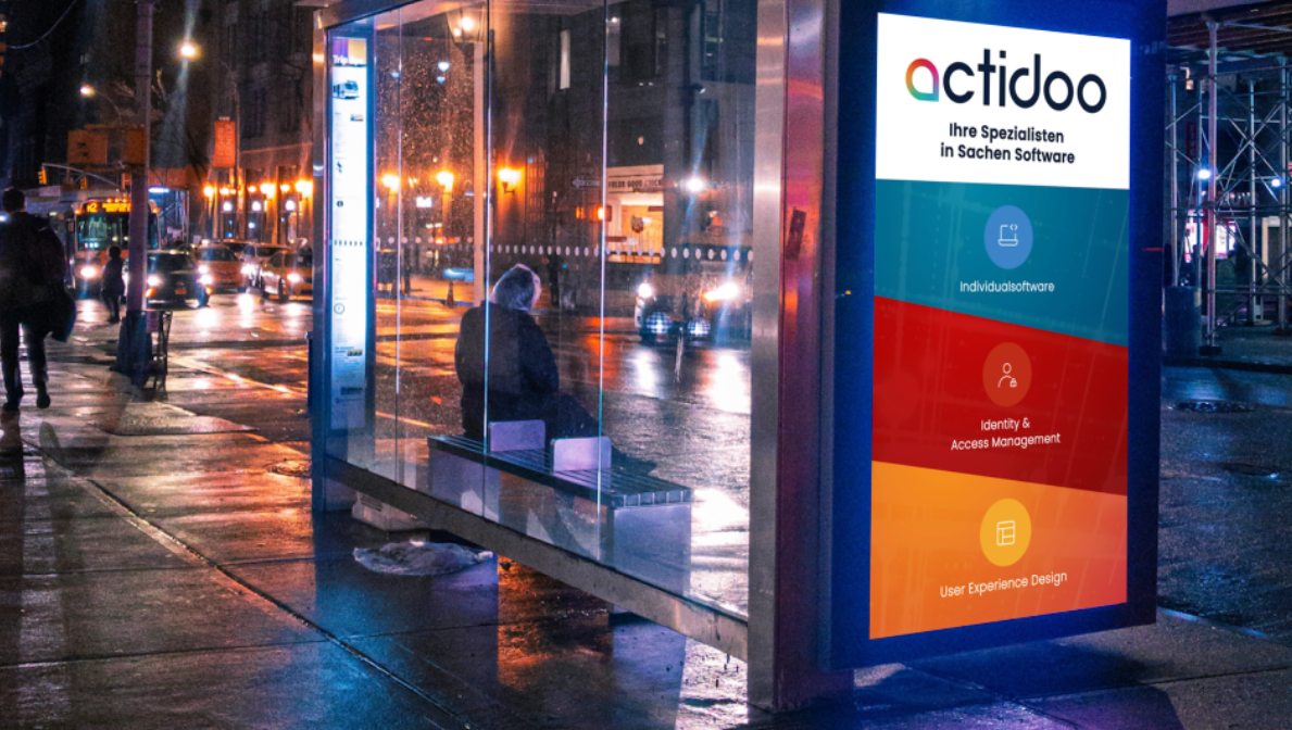 Actidoo Software DOOH Banner auf Bus-Stop-Display in der Stadt